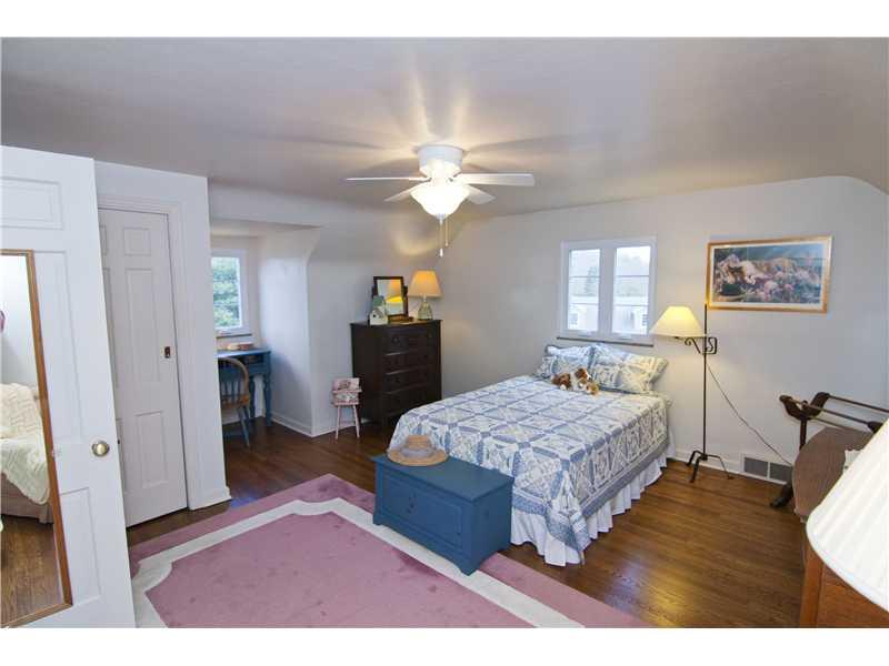 35 Newgate Road Pittsburgh, PA 15202 - Photo 20 of 25 Bedroom. Spacious 2nd bedroom with HW flooring and neutral paint.