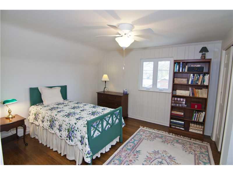 35 Newgate Road Pittsburgh, PA 15202 - Photo 21 of 25 Bedroom. Third BR features HW and lighted ceiling fan.