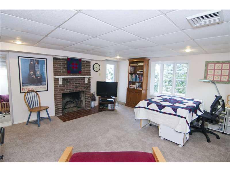 35 Newgate Road Pittsburgh, PA 15202 - Photo 24 of 25 Family Room. Features newer w/w carpet, GLFP, walkout to rear deck.