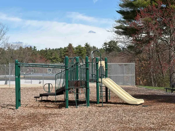 $1,850 | 134 Mammoth Road, Unit 29, Hooksett, NH 03106