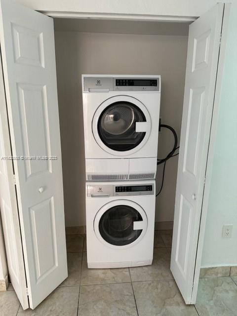 Miami Lakes Miami Lakes, FL 33014 - Photo 8 of 8 a utility room with dryer and washer