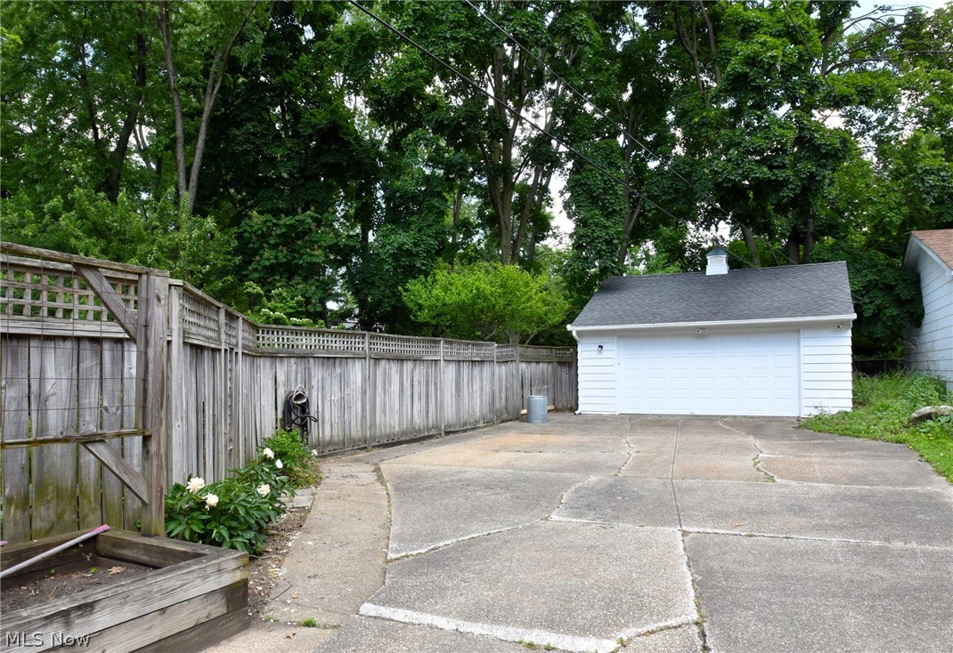 1375 Yellowstone Road Cleveland, OH 44121 - Photo 44 of 48 Driveway and Garage