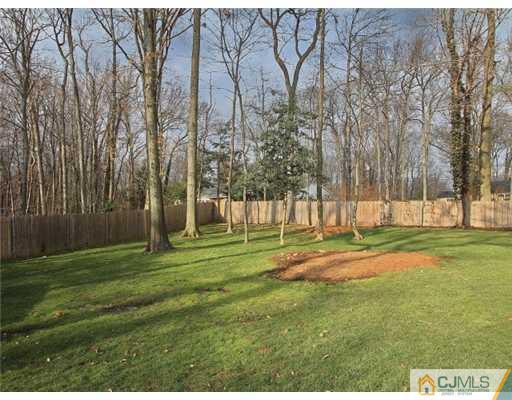 14 Golf Road Edison, NJ 08820 - Photo 18 of 20 a backyard of apartments with large trees