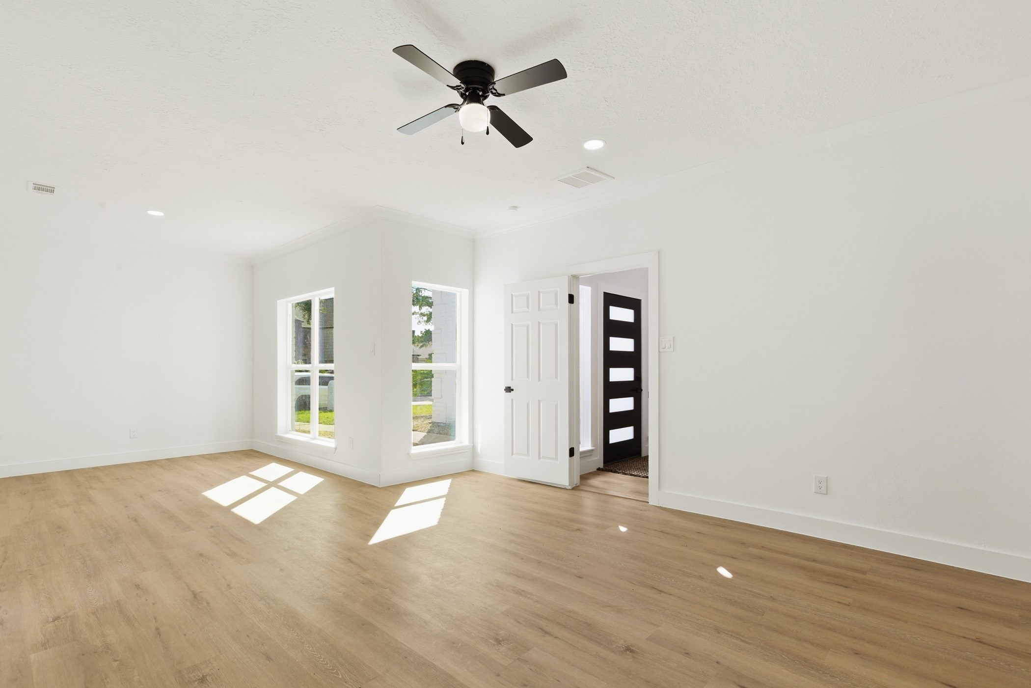 7338 San Ramon Drive Houston, TX 77083 - Photo 20 of 38 an empty room with closet and windows