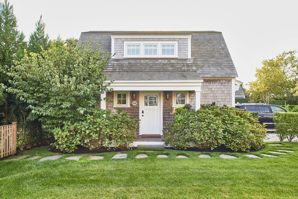 25 Pilgrim Road Nantucket, MA 02554 - Photo 27 of 28 a front view of a house with a garden