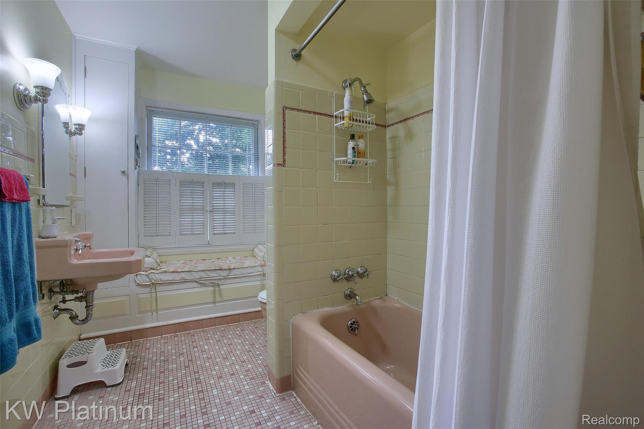 14318 Rutland Street Detroit, MI 48227 - Photo 24 of 29 24-Bathroom.jpg