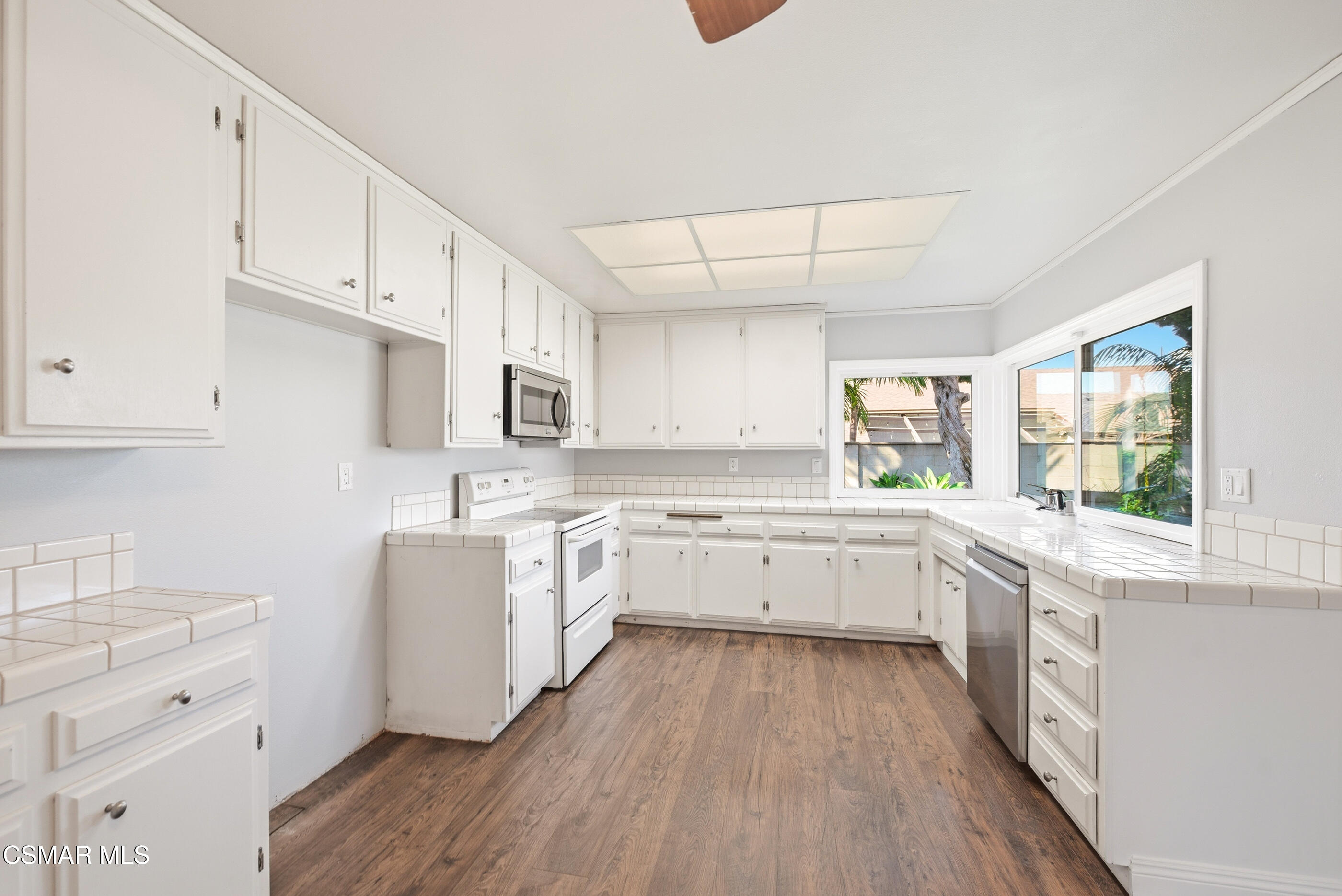 2249 St Clair Avenue Simi Valley, CA 93063 - Photo 21 of 60 a kitchen with cabinets oven and a dishwasher