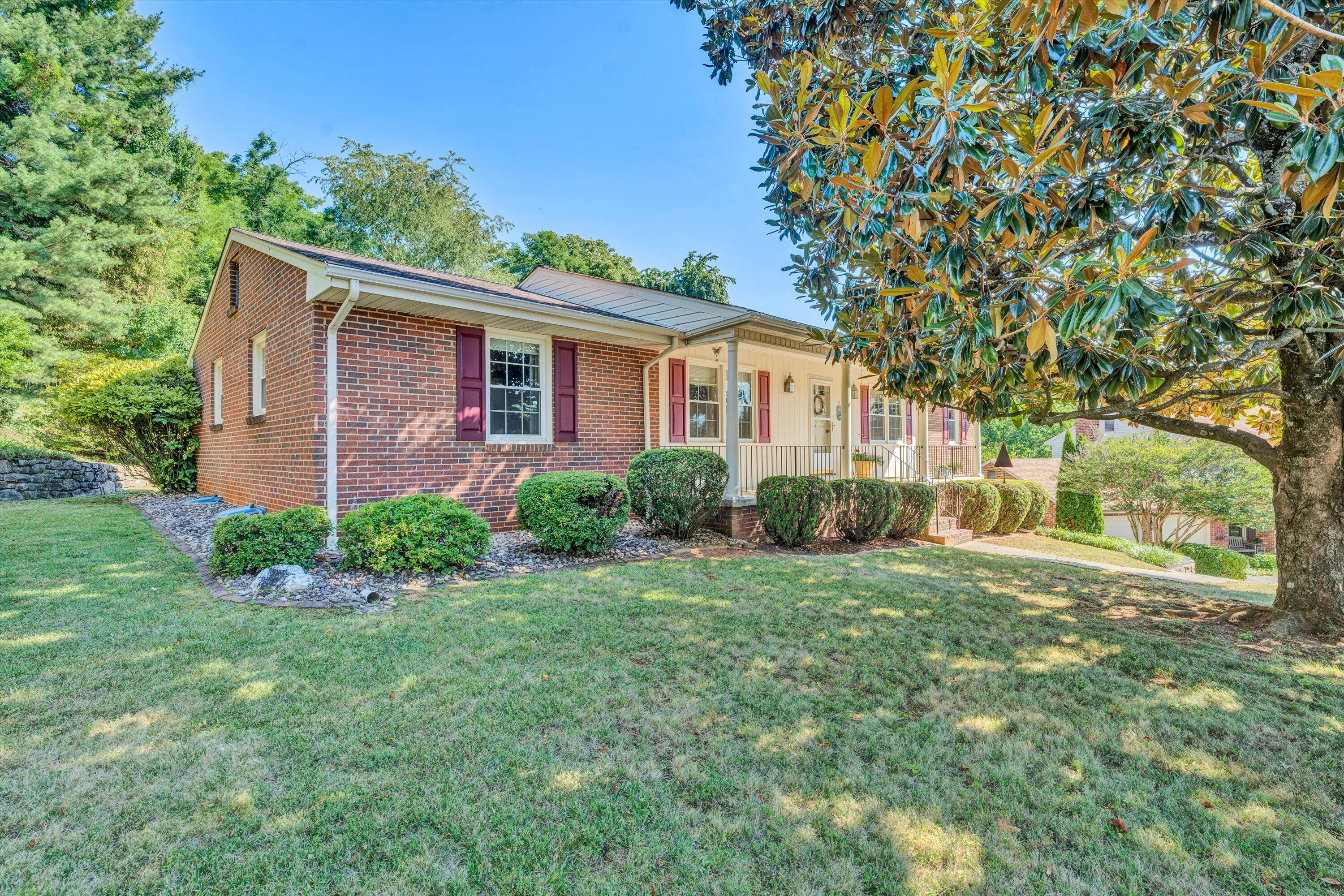 4911 Cave Spring Circle Roanoke, VA 24018 - Photo 2 of 38 03-062520240032
