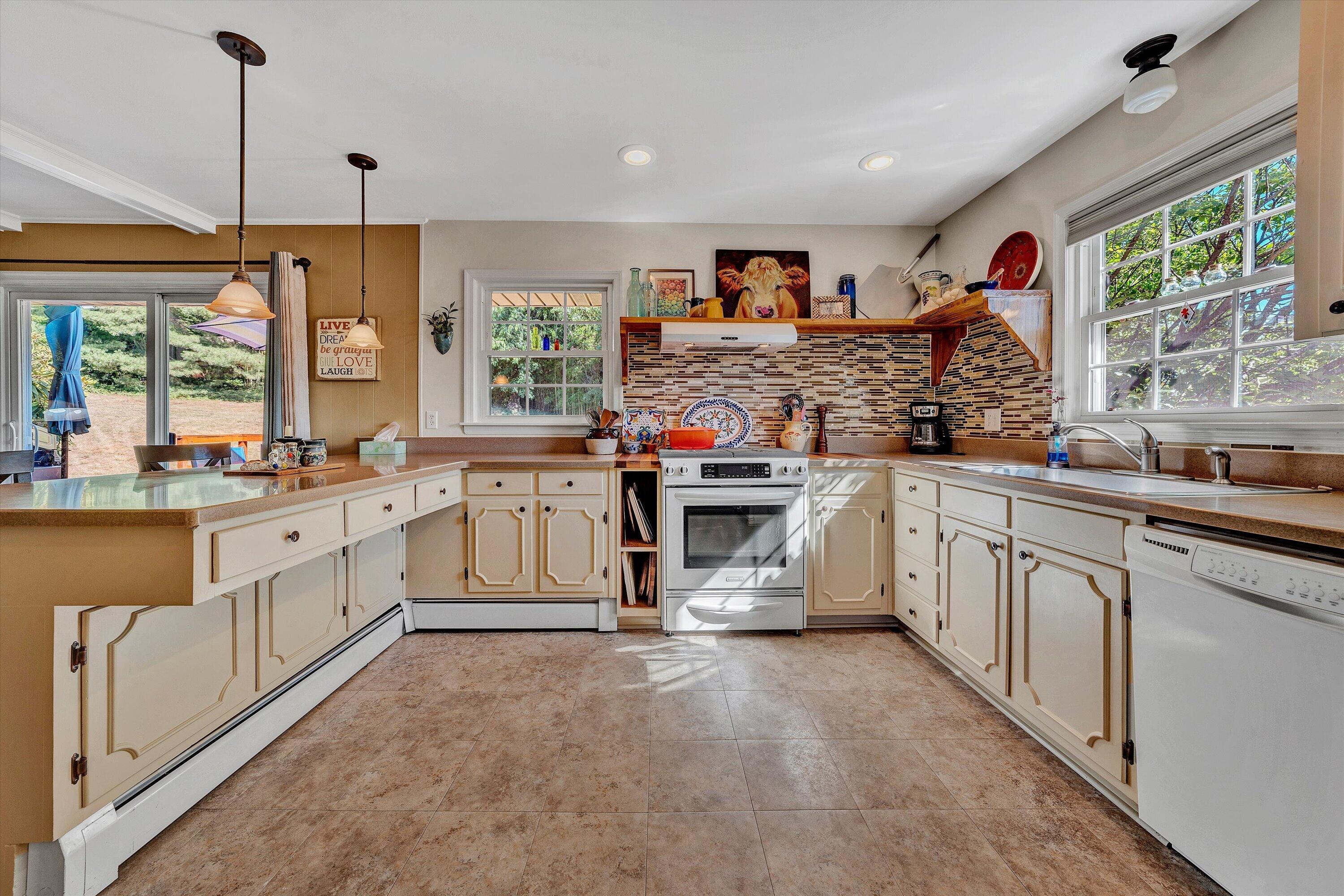 4911 Cave Spring Circle Roanoke, VA 24018 - Photo 8 of 38 09-062520240006