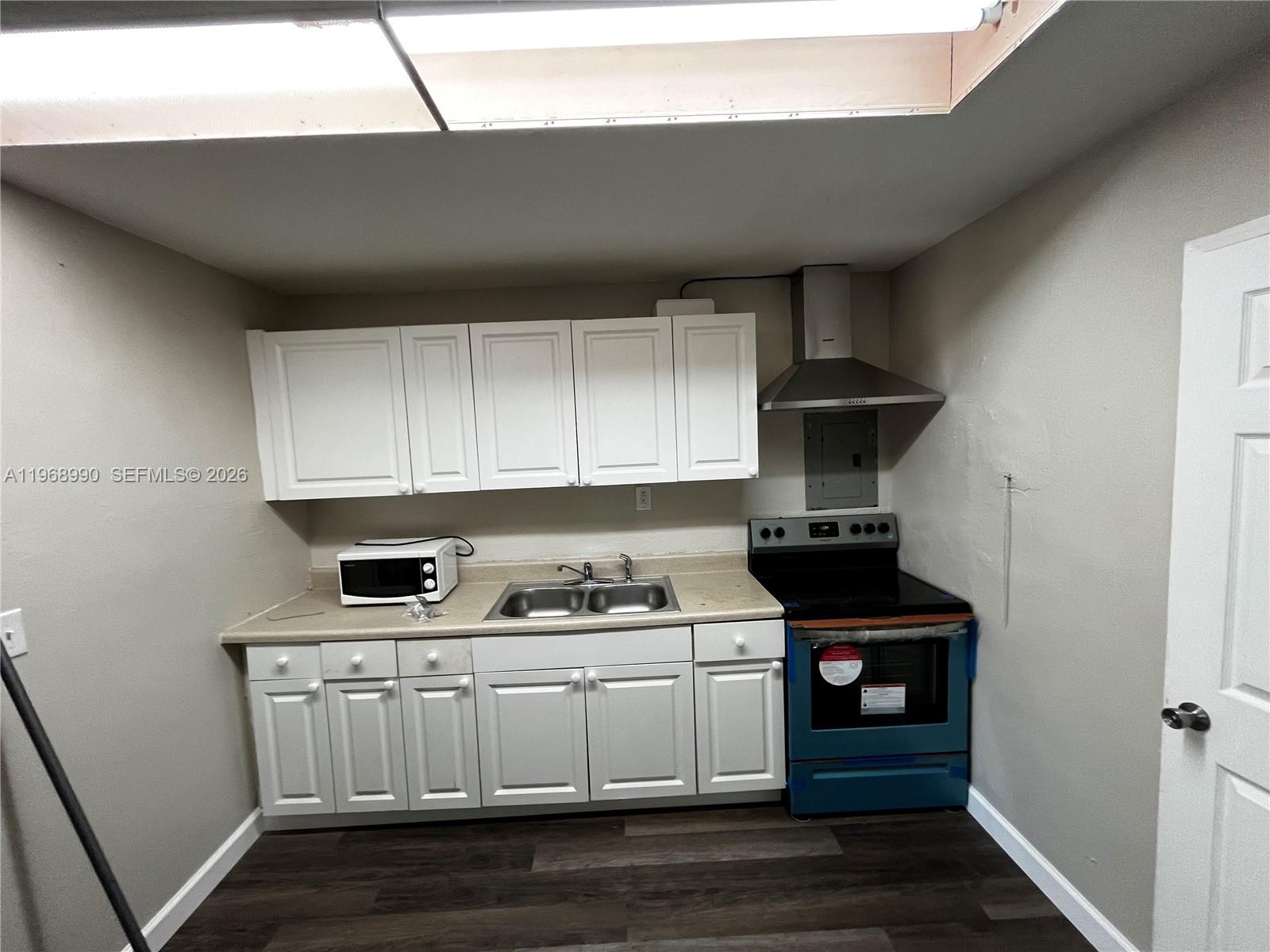 816 Beech Road West Palm Beach, FL 33409 - Photo 3 of 16