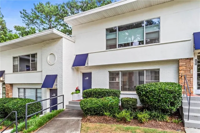 a view of house with a yard