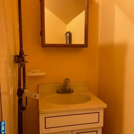 $1,400 | 108 South 16th Street, Unit 3, East Orange, NJ 07018