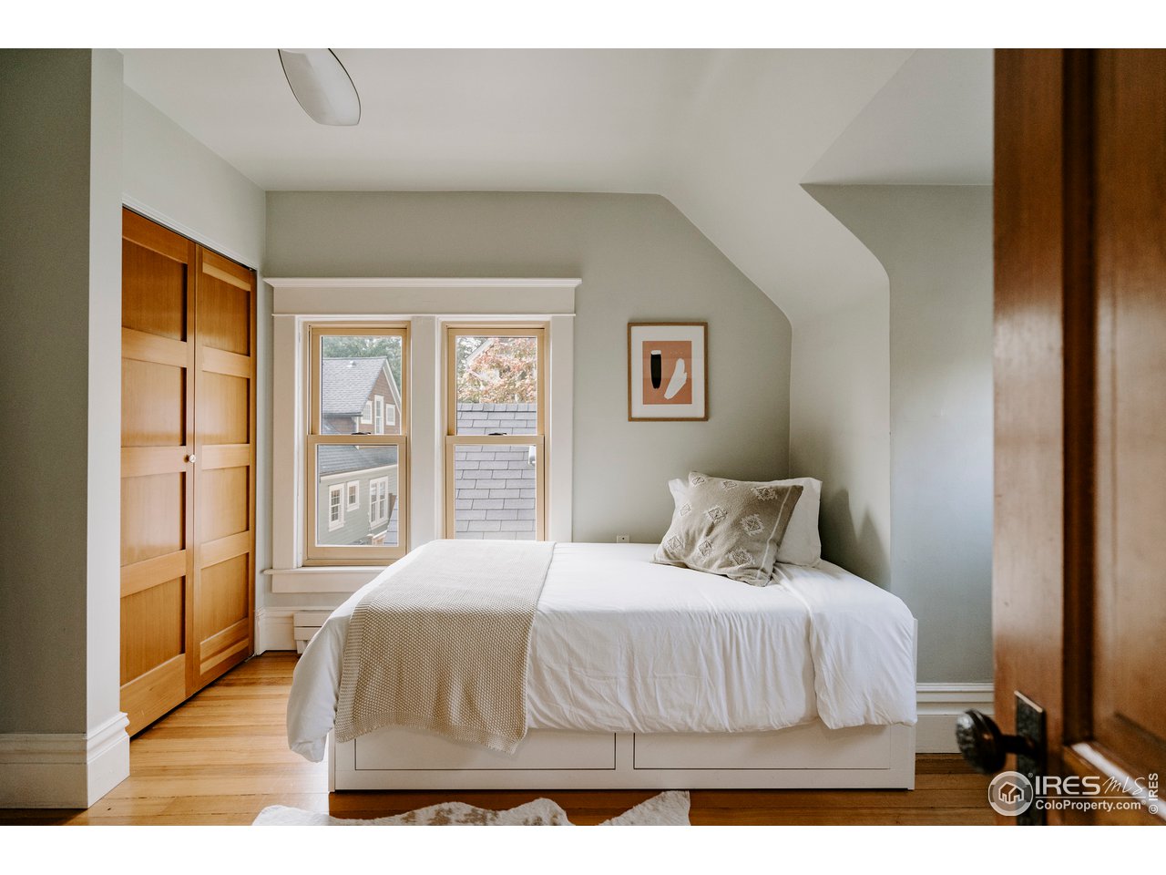 1718 Mapleton Avenue Boulder, CO 80302 - Photo 25 of 40 a bedroom with a bed and a night stand