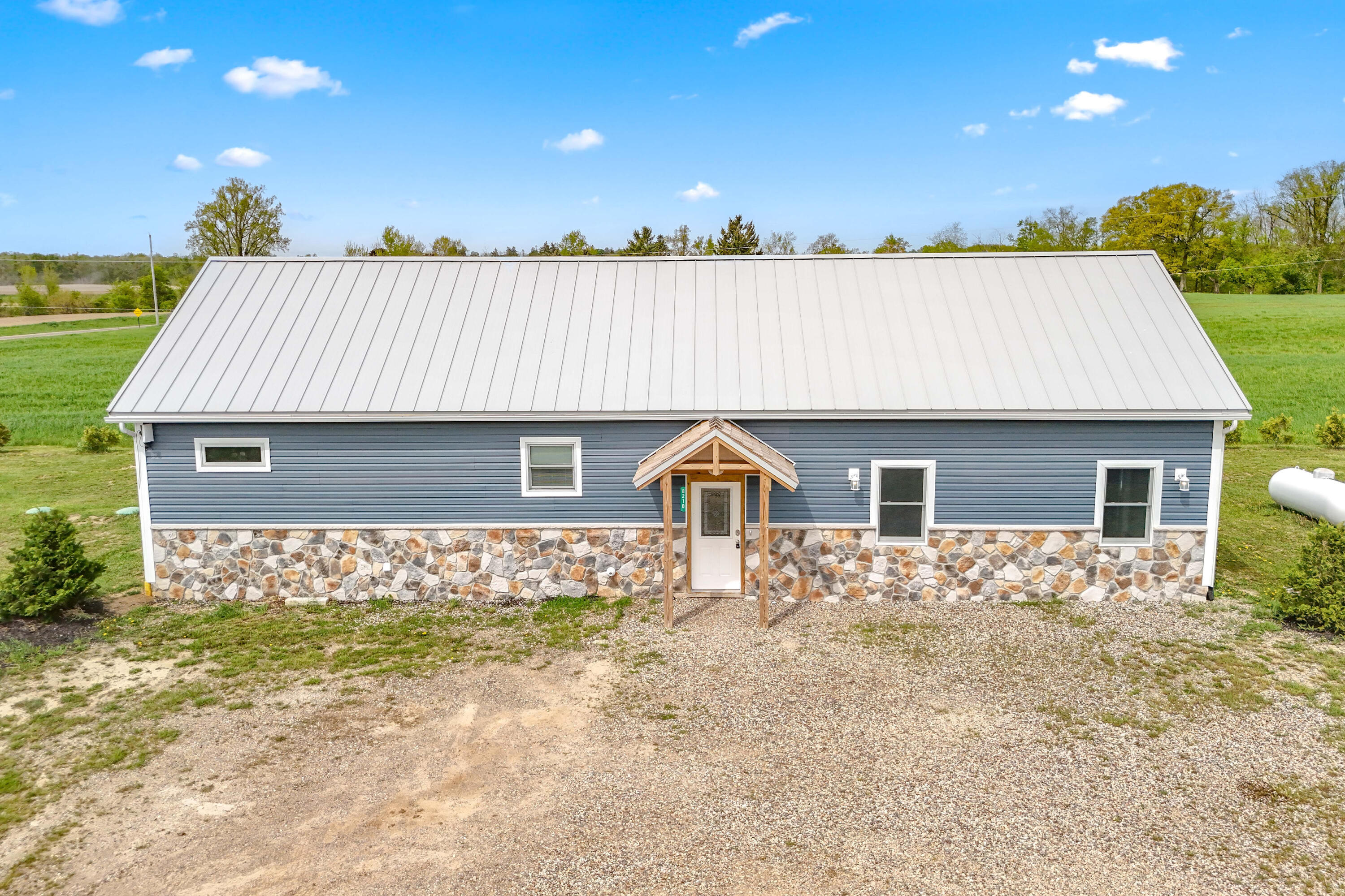 8210 Burt Road Pittsford, MI 49271 - Photo 5 of 57 14
