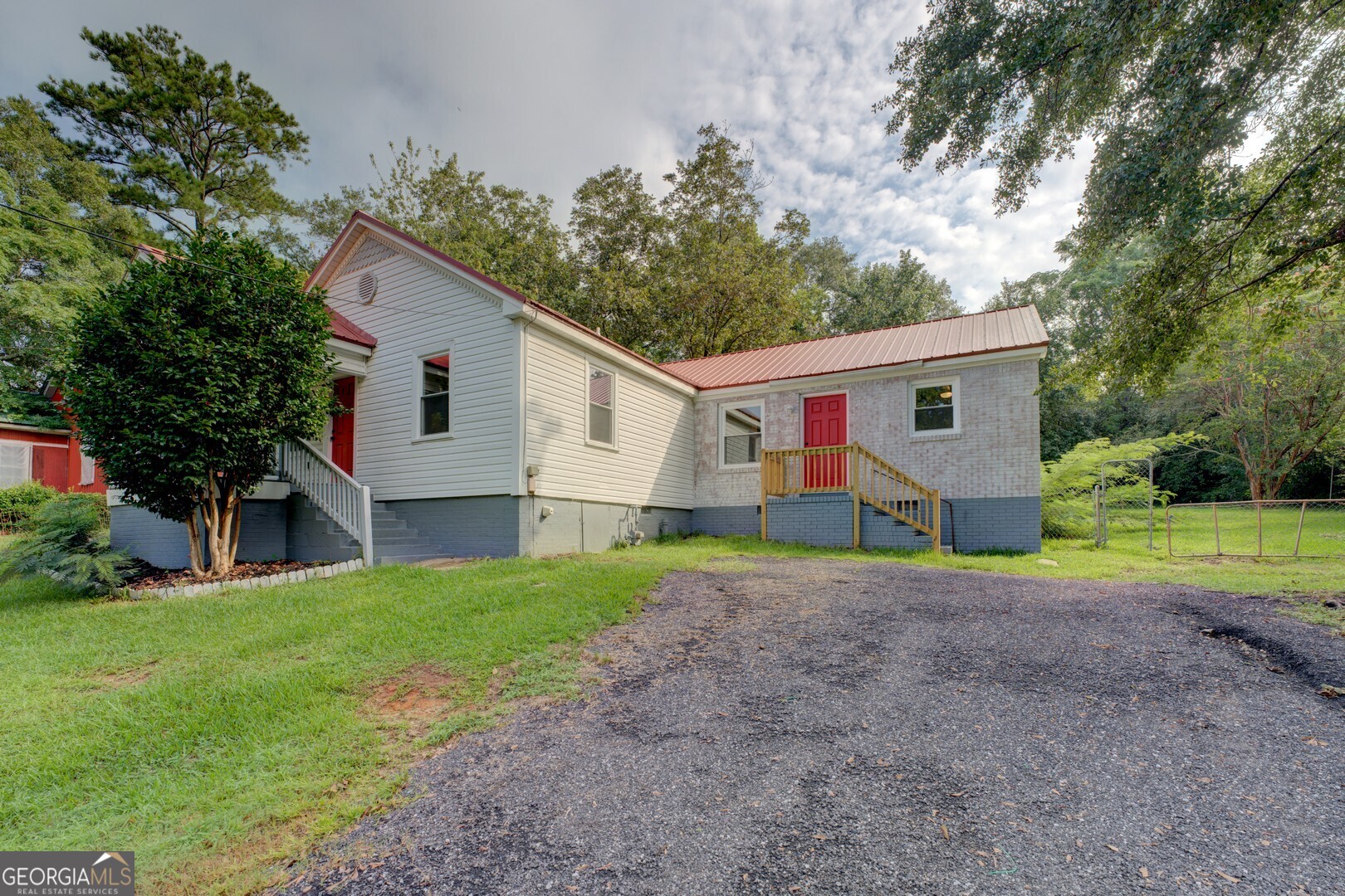 a view of a house with backyard