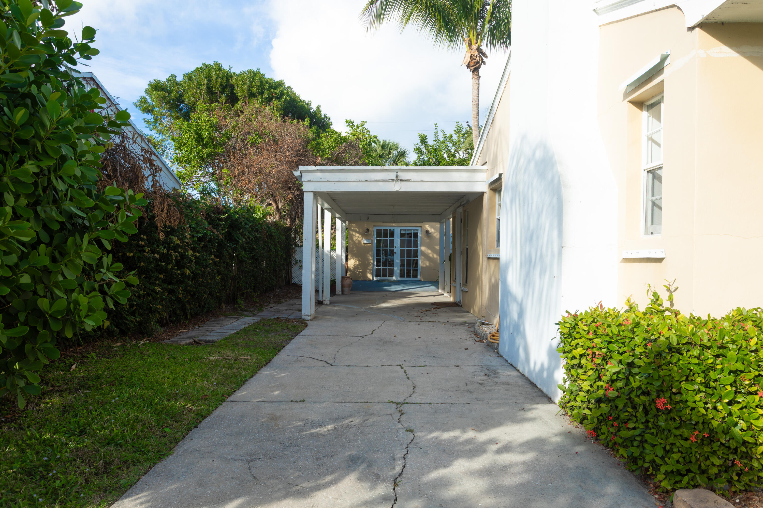 245 Cortez Road West Palm Beach, FL 33405 - Photo 8 of 32 Car port