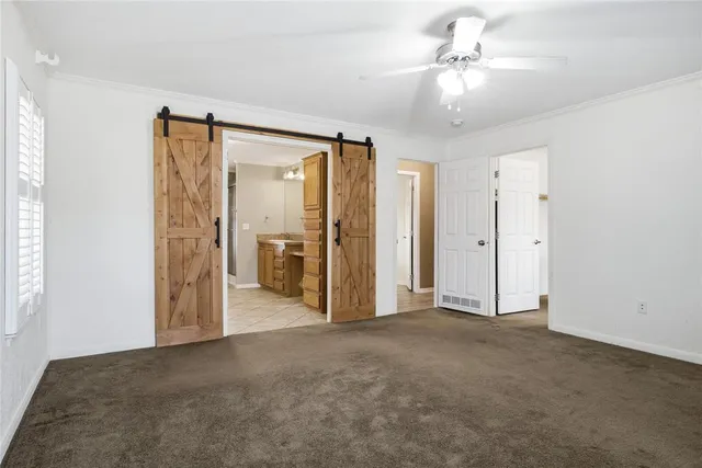 a view of empty room with a ceiling fan