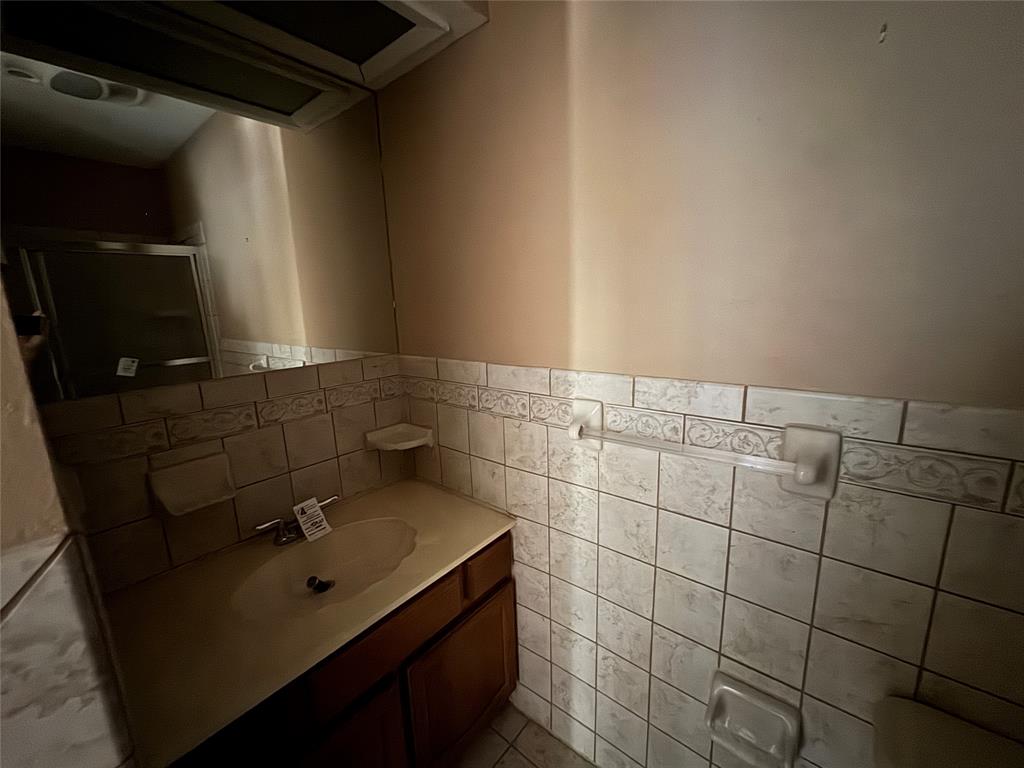 1900 Provincetown Lane Richardson, TX 75080 - Photo 12 of 14 a bathroom with a sink and shower