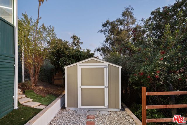 a view of entryway with furniture
