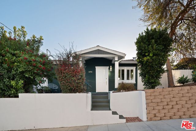 a view of a house with backyard