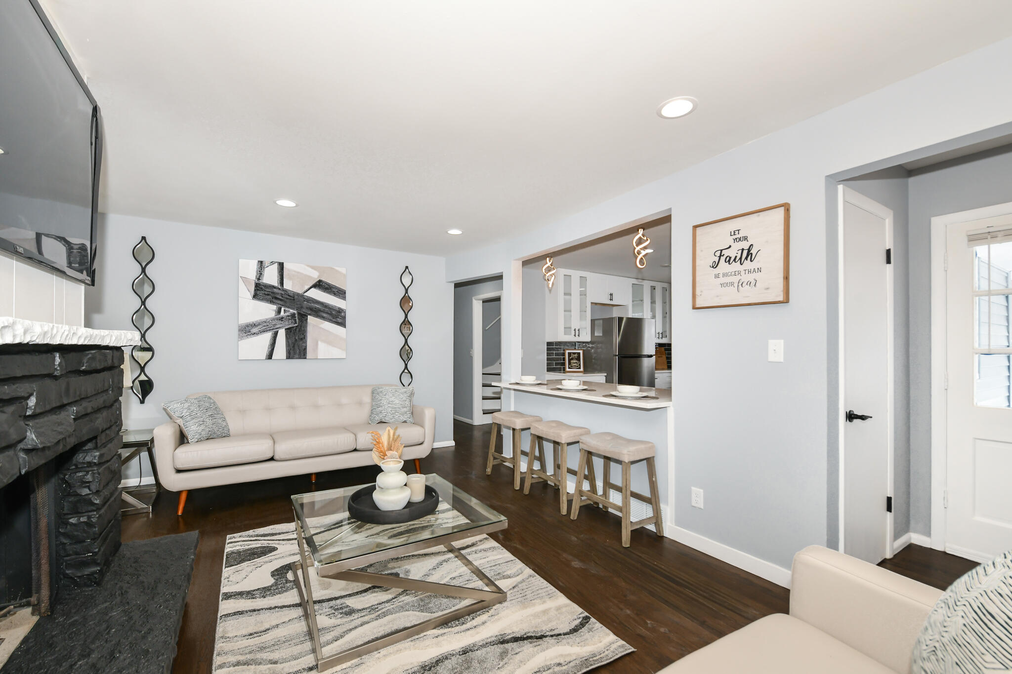 5957 North 64th Street Milwaukee, WI 53218 - Photo 5 of 33 Living Room
