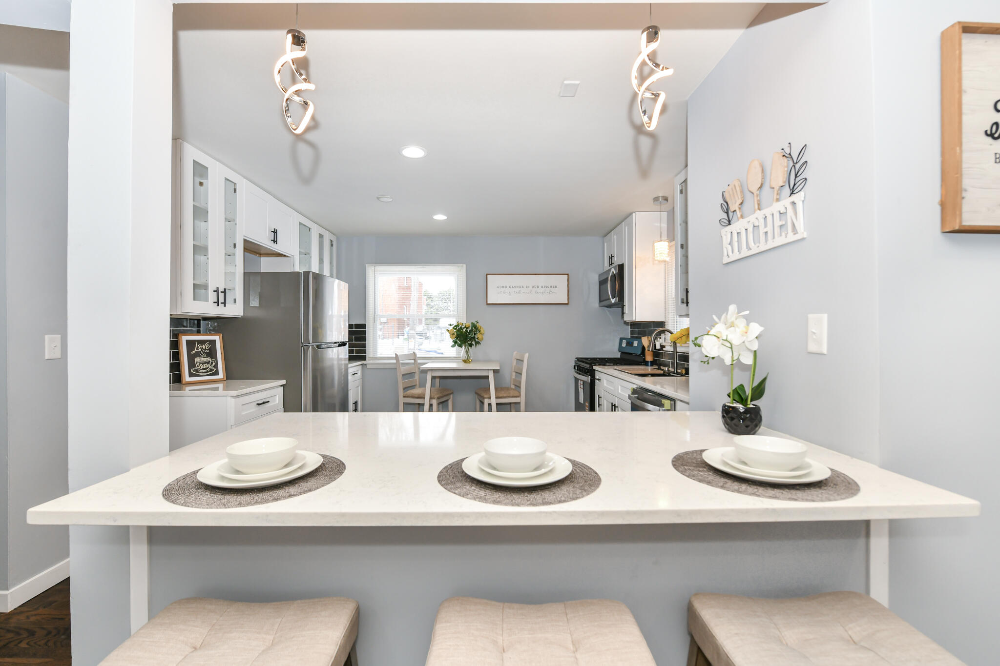 5957 North 64th Street Milwaukee, WI 53218 - Photo 6 of 33 Convenient peninsula for extra seating