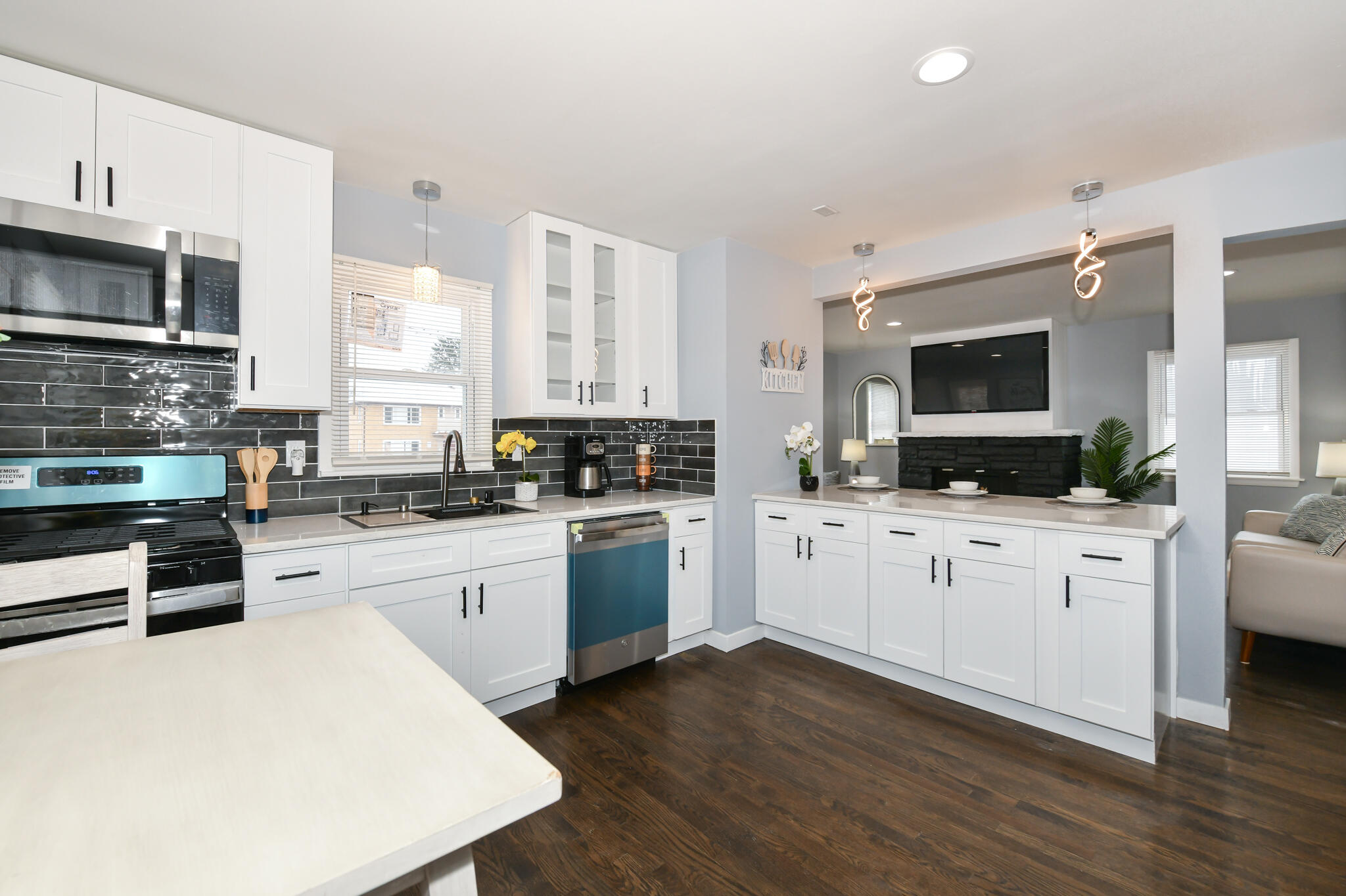 5957 North 64th Street Milwaukee, WI 53218 - Photo 10 of 33 Kitchen