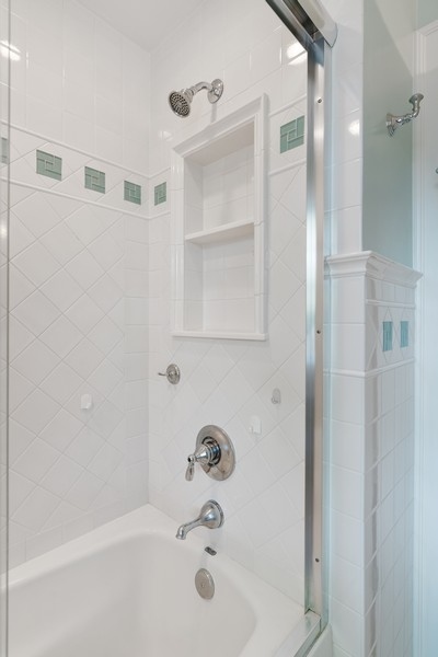 727 Indian Road Glenview, IL 60025 - Photo 30 of 58 a bathroom with a bathtub