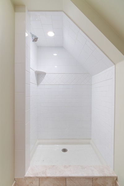 727 Indian Road Glenview, IL 60025 - Photo 33 of 58 a bathroom with a bathtub