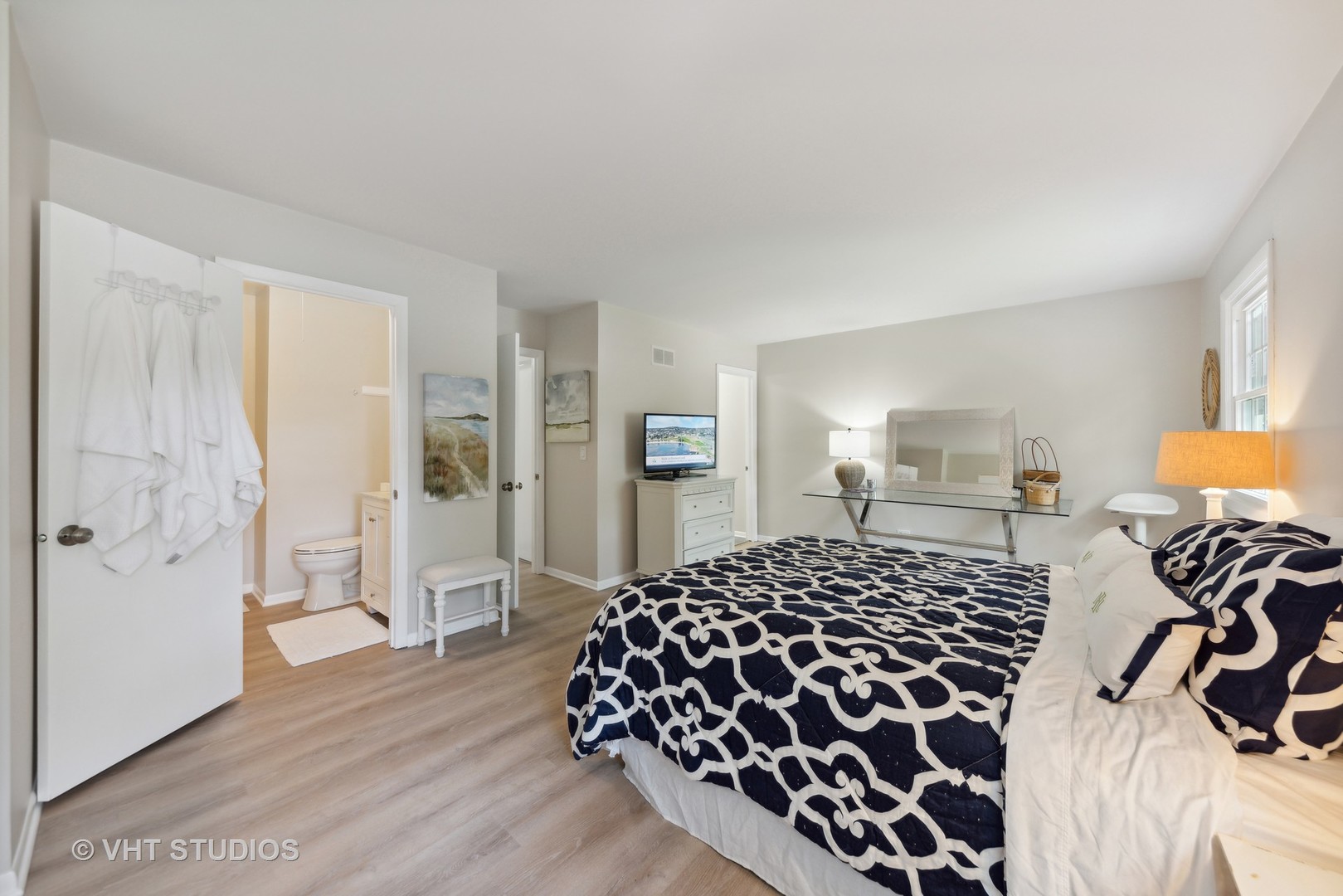 2855 Koepke Road Northbrook, IL 60062 - Photo 11 of 18 a bedroom with a bed and wooden floor