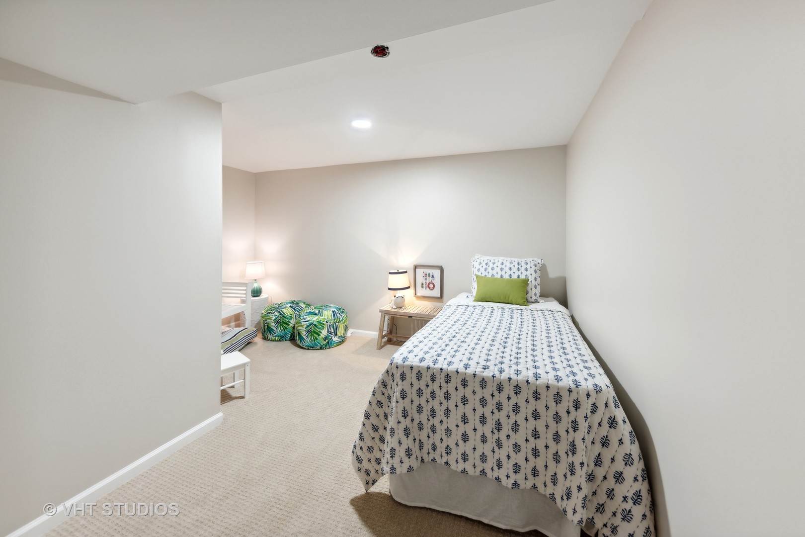 2855 Koepke Road Northbrook, IL 60062 - Photo 17 of 18 a bedroom with a bed and a table