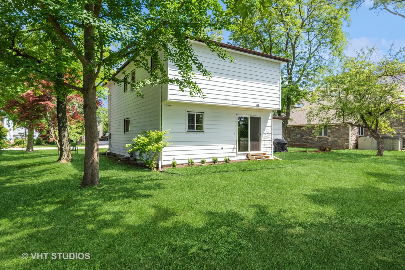 2855 Koepke Road Northbrook, IL 60062 - Photo 4 of 18 a view of a house with backyard and a tree