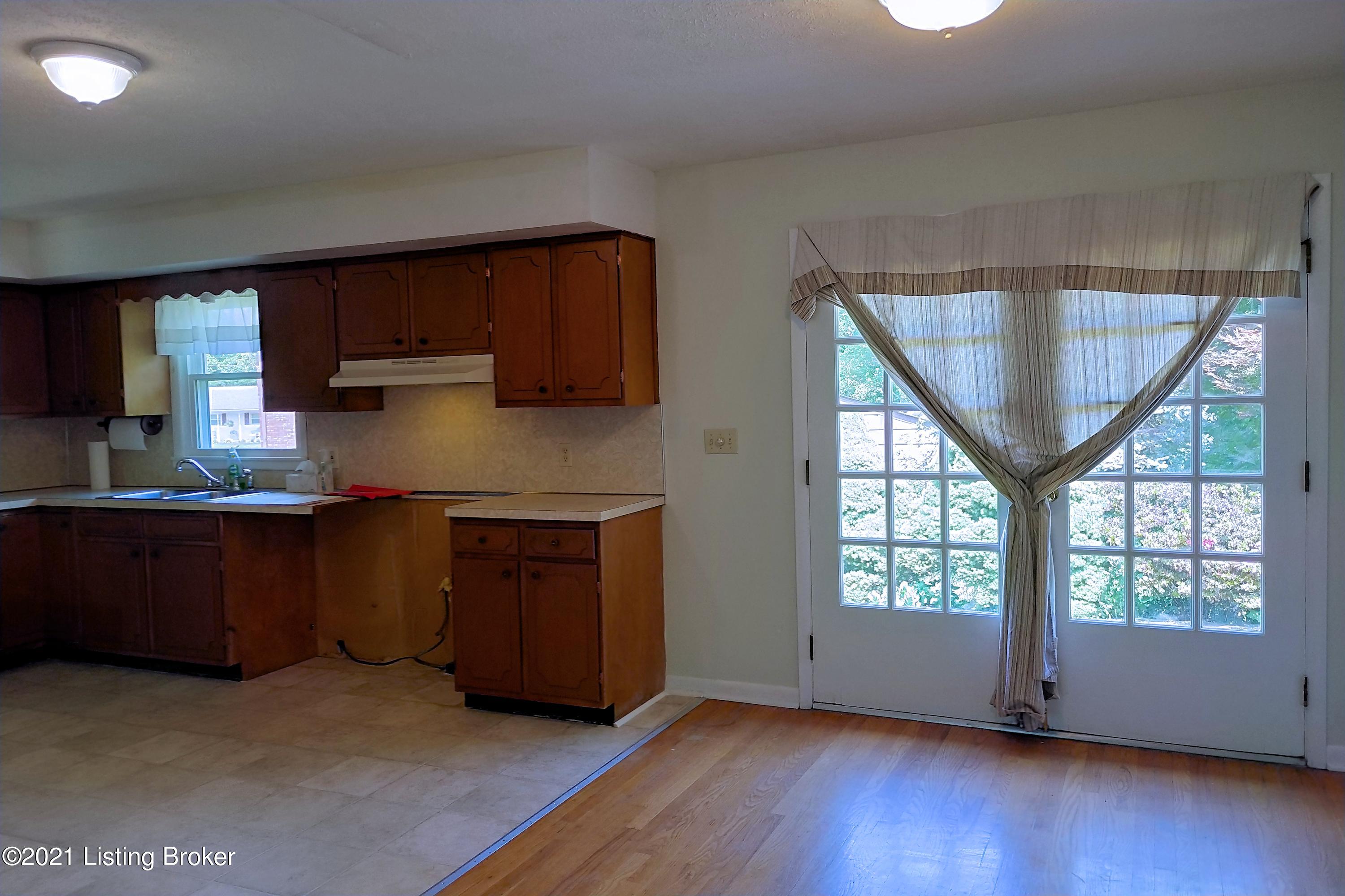 6503 Ridge Cliff Road Louisville, KY 40228 - Photo 16 of 55 Kit_DiningRm1