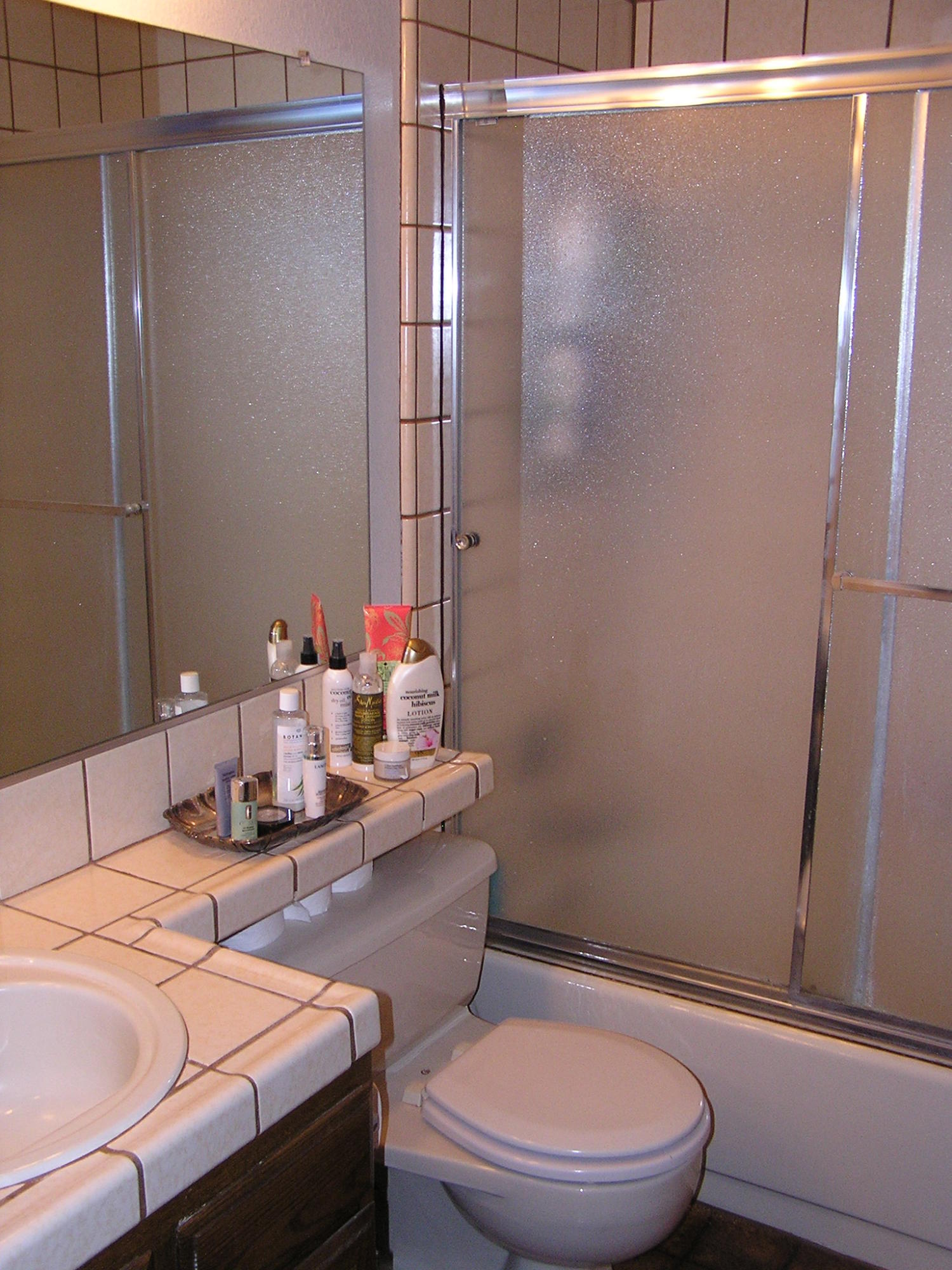 211 Ridgetop Drive, Unit 212 Redding, CA 96003 - Photo 11 of 12 Guest Bathroom