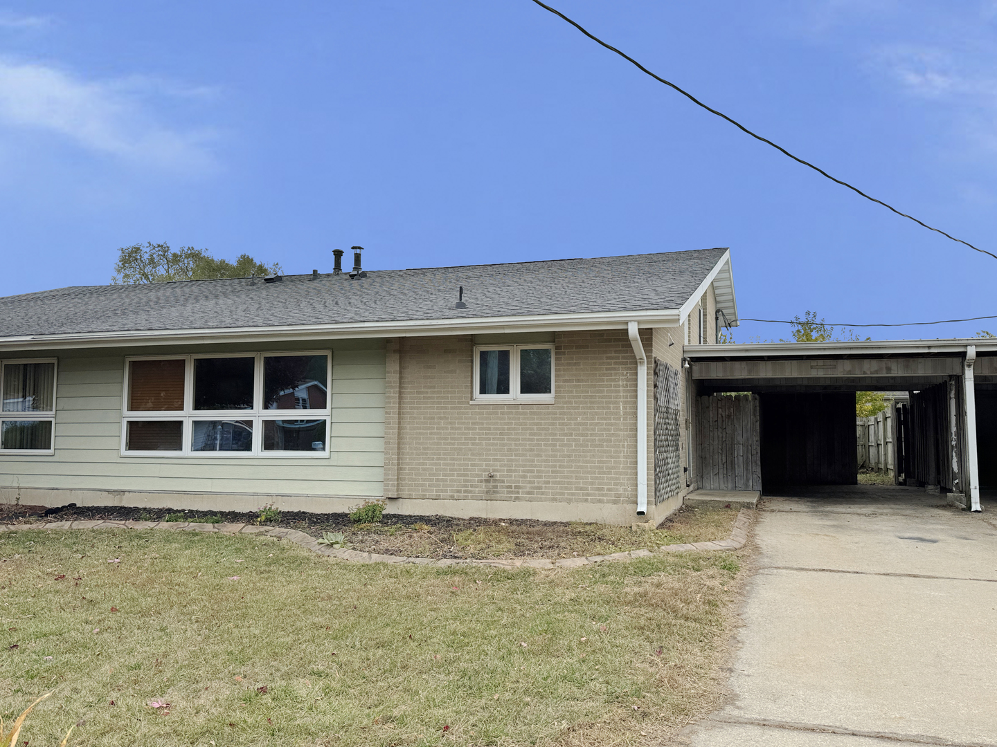 1612 Golfview Road Rantoul, IL 61866 - Photo 3 of 46 a house with a outdoor space