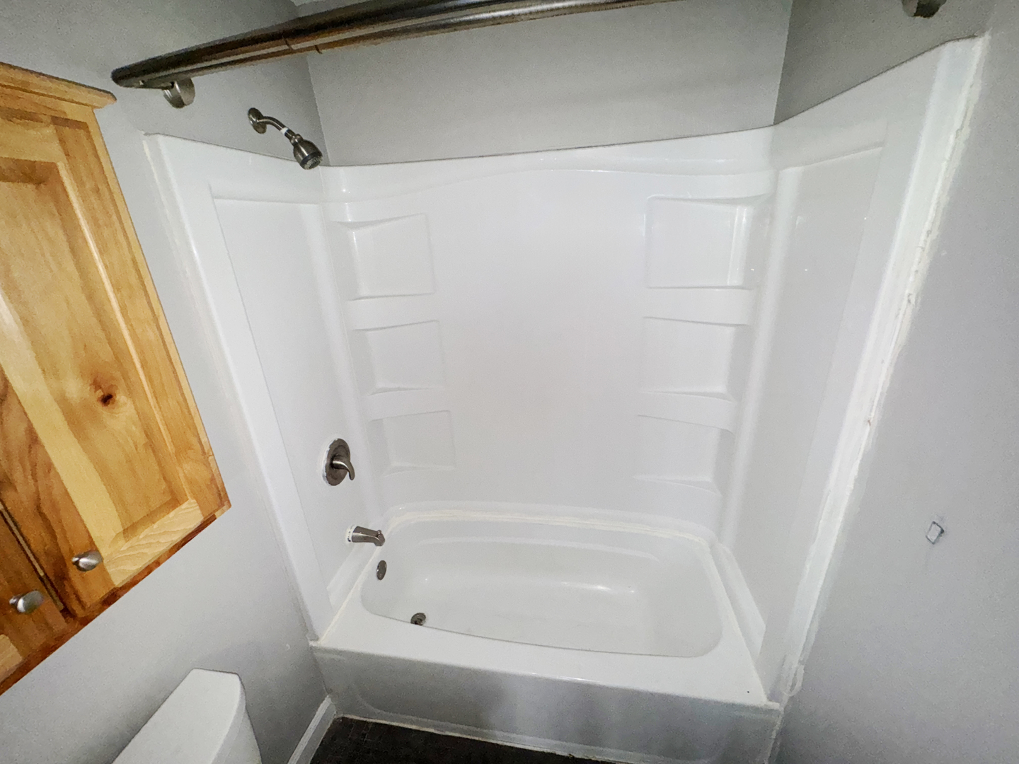 1612 Golfview Road Rantoul, IL 61866 - Photo 40 of 46 a bathroom with a bathtub