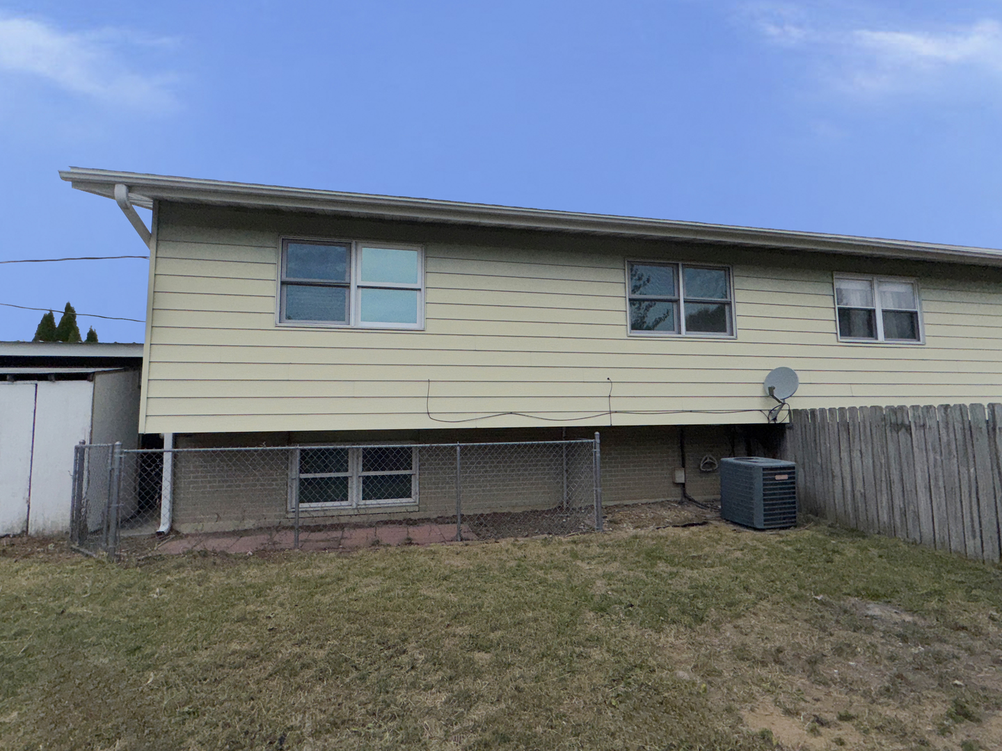 1612 Golfview Road Rantoul, IL 61866 - Photo 4 of 46 a backyard of a house