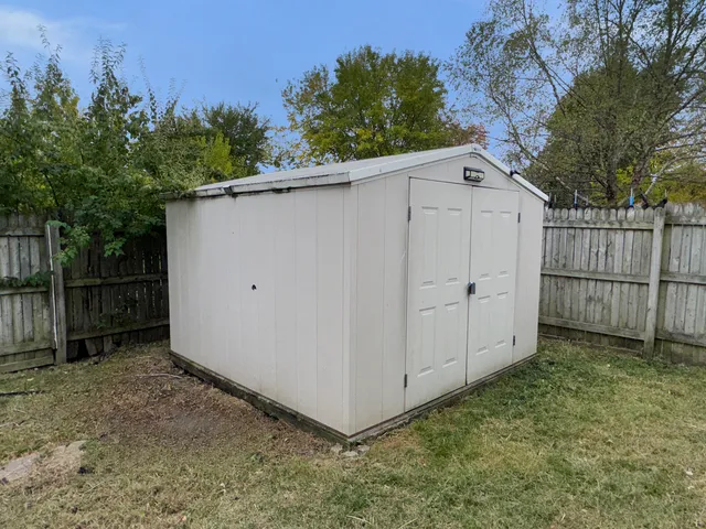a view of a backyard