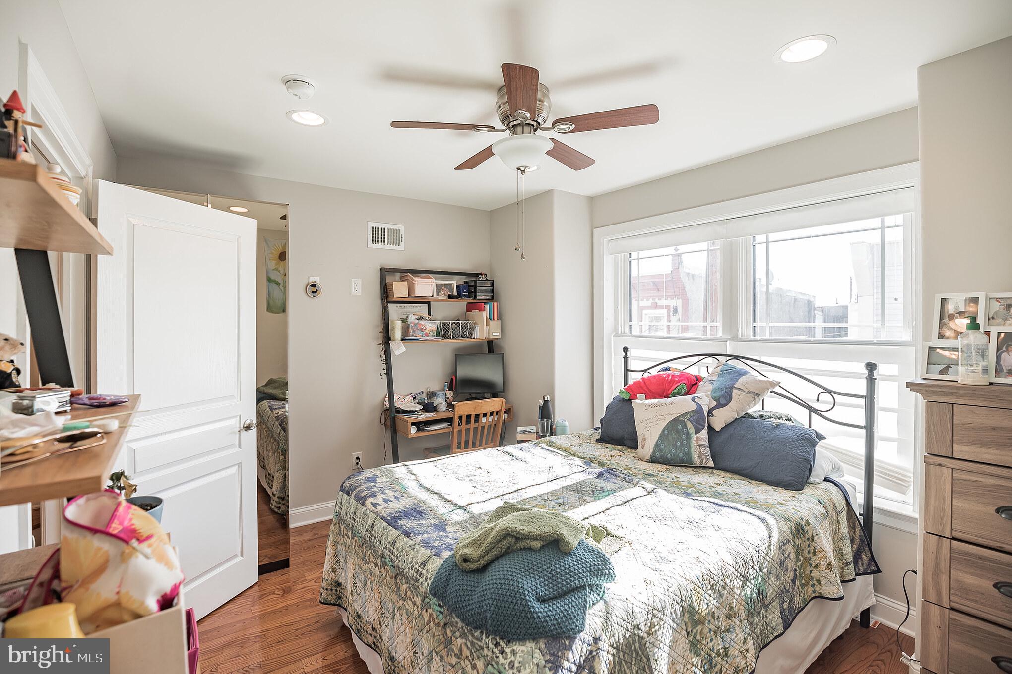 425 Mercy Street Philadelphia, PA 19148 - Photo 15 of 38 Second bedroom
