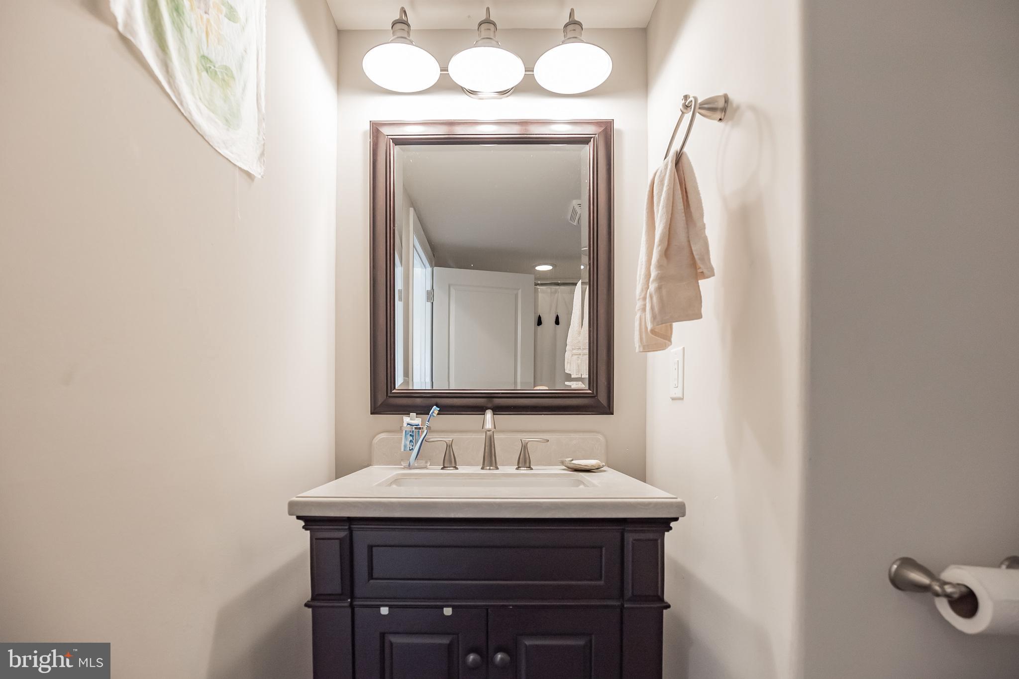 425 Mercy Street Philadelphia, PA 19148 - Photo 18 of 38 Hallway bathroom