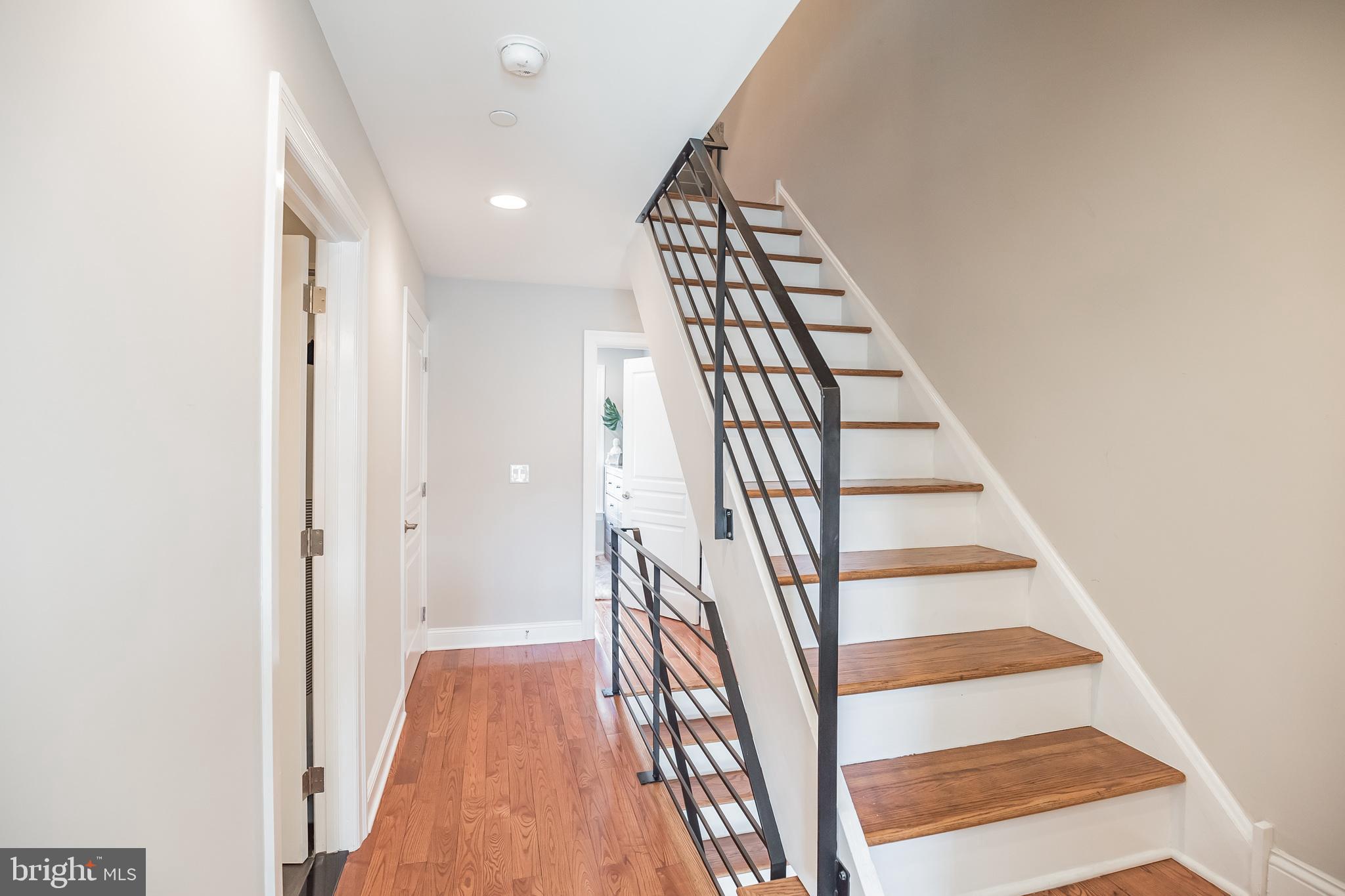 425 Mercy Street Philadelphia, PA 19148 - Photo 21 of 38 Second floor hallway
