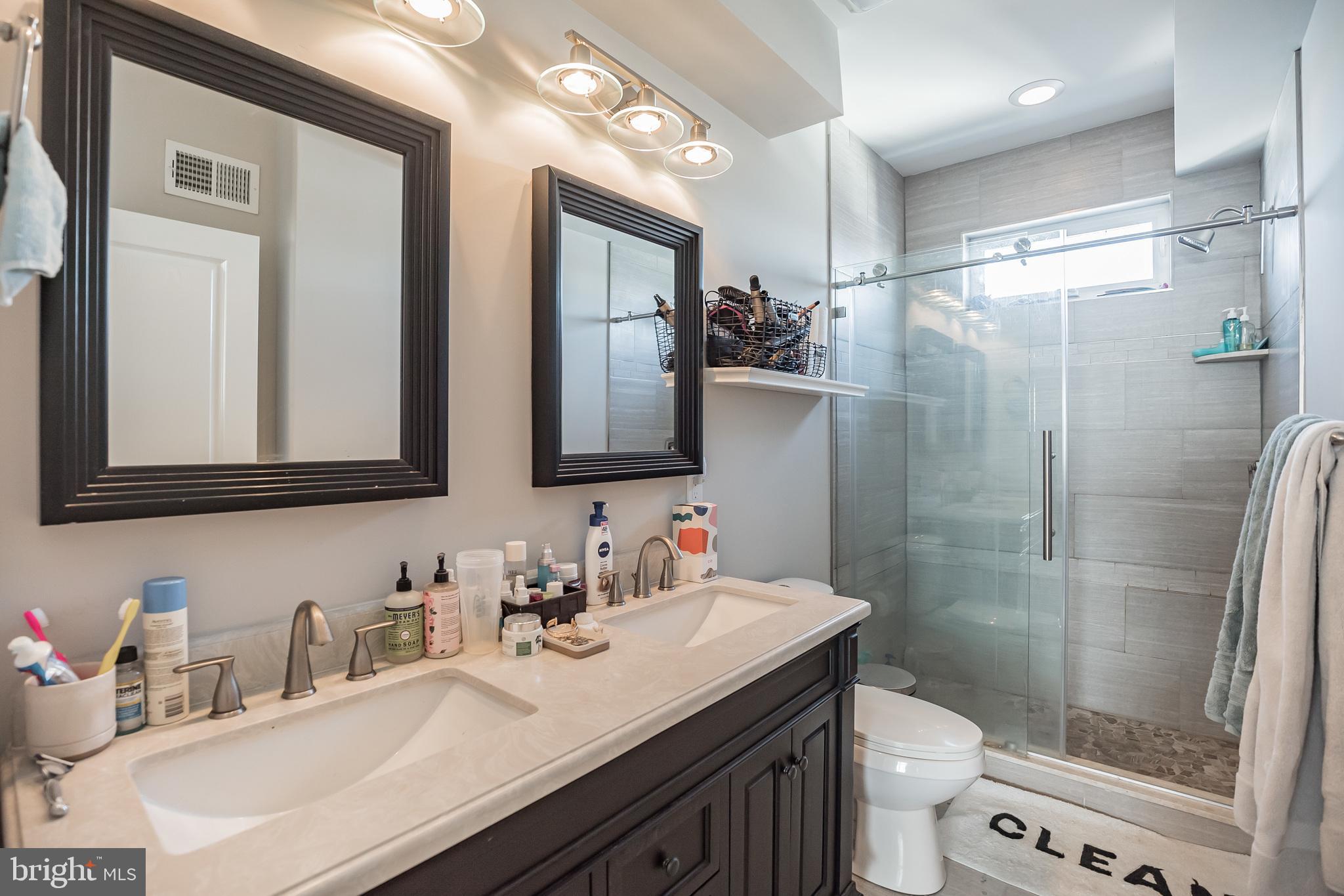 425 Mercy Street Philadelphia, PA 19148 - Photo 25 of 38 Master bathroom