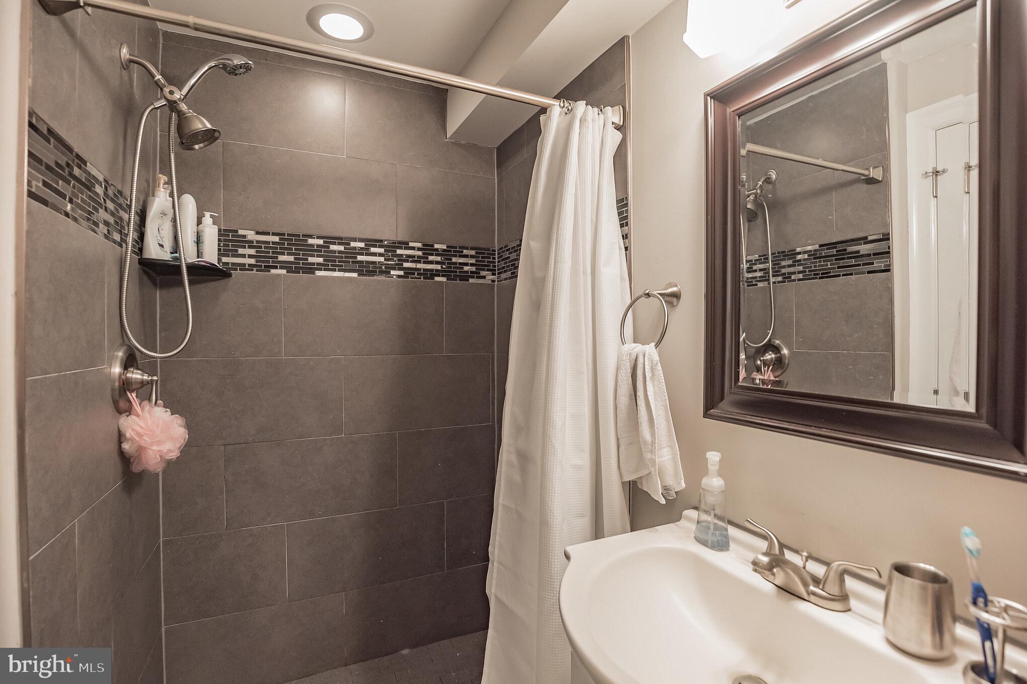 425 Mercy Street Philadelphia, PA 19148 - Photo 33 of 38 Full bathroom (basement)