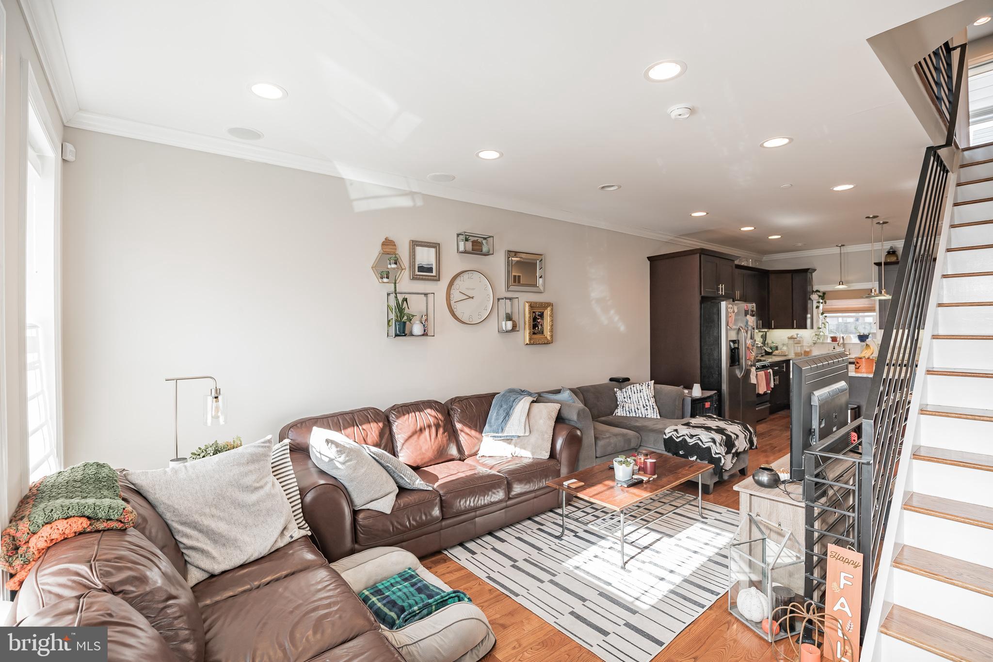 425 Mercy Street Philadelphia, PA 19148 - Photo 6 of 38 Living room