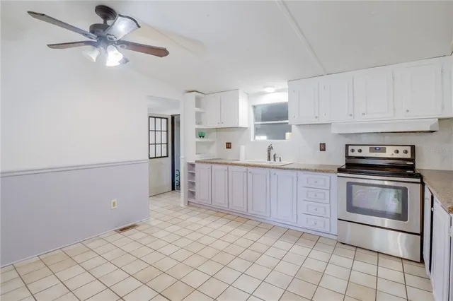 a view of livingroom with furniture