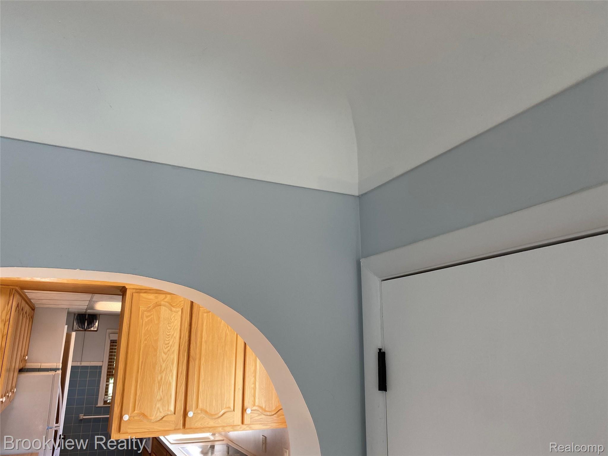 2424 West Auburn Road Rochester, MI 48309 - Photo 13 of 29 59EDF05D-A89A-45E2-8E46-2D1922F1C55C.jpeg