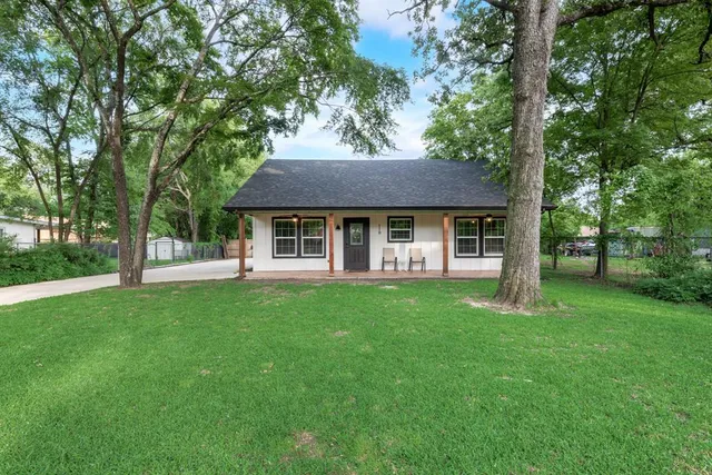 a view of a house with a backyard
