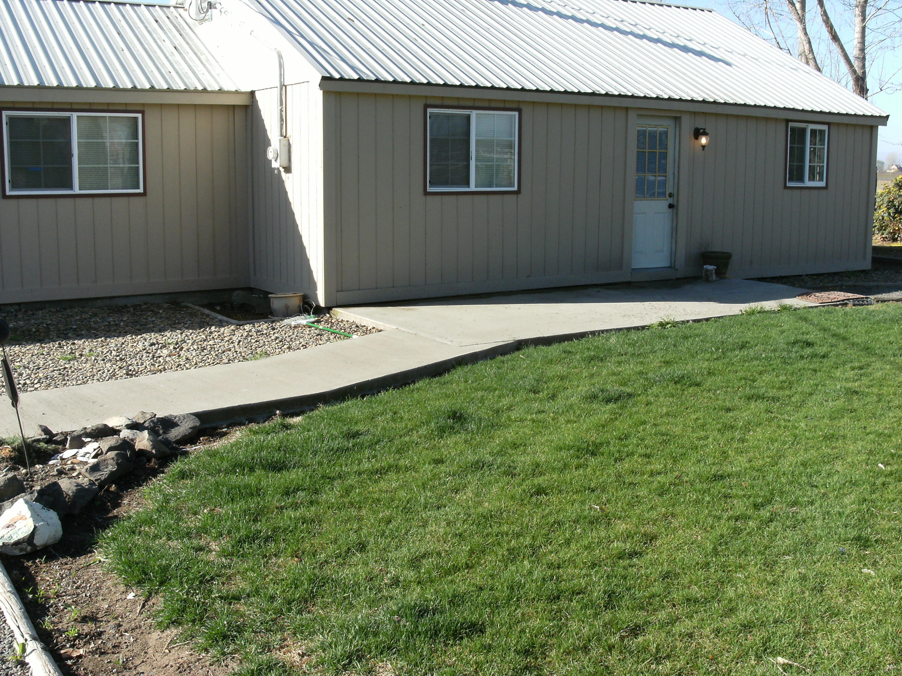 1180 Woodworth Road Grandview, WA 98930 - Photo 1 of 26 a view of a backyard