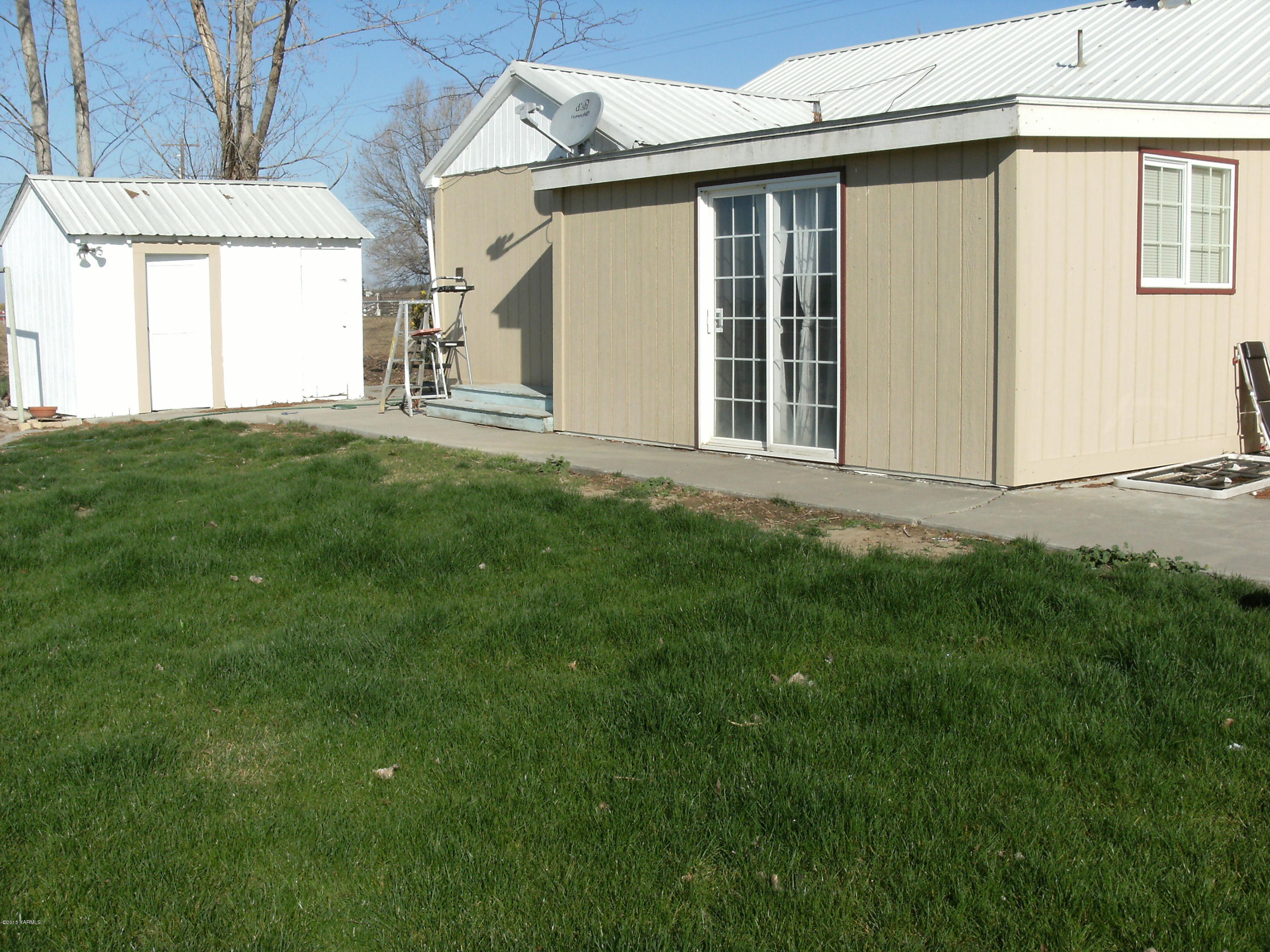 1180 Woodworth Road Grandview, WA 98930 - Photo 20 of 26 a view of a house with backyard