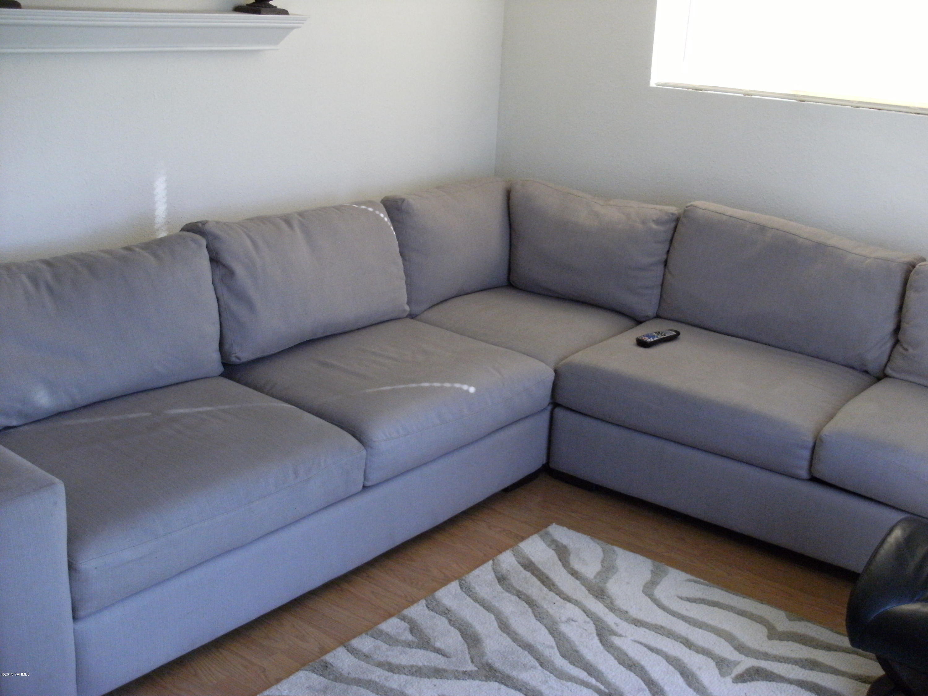 1180 Woodworth Road Grandview, WA 98930 - Photo 6 of 26 a living room with furniture